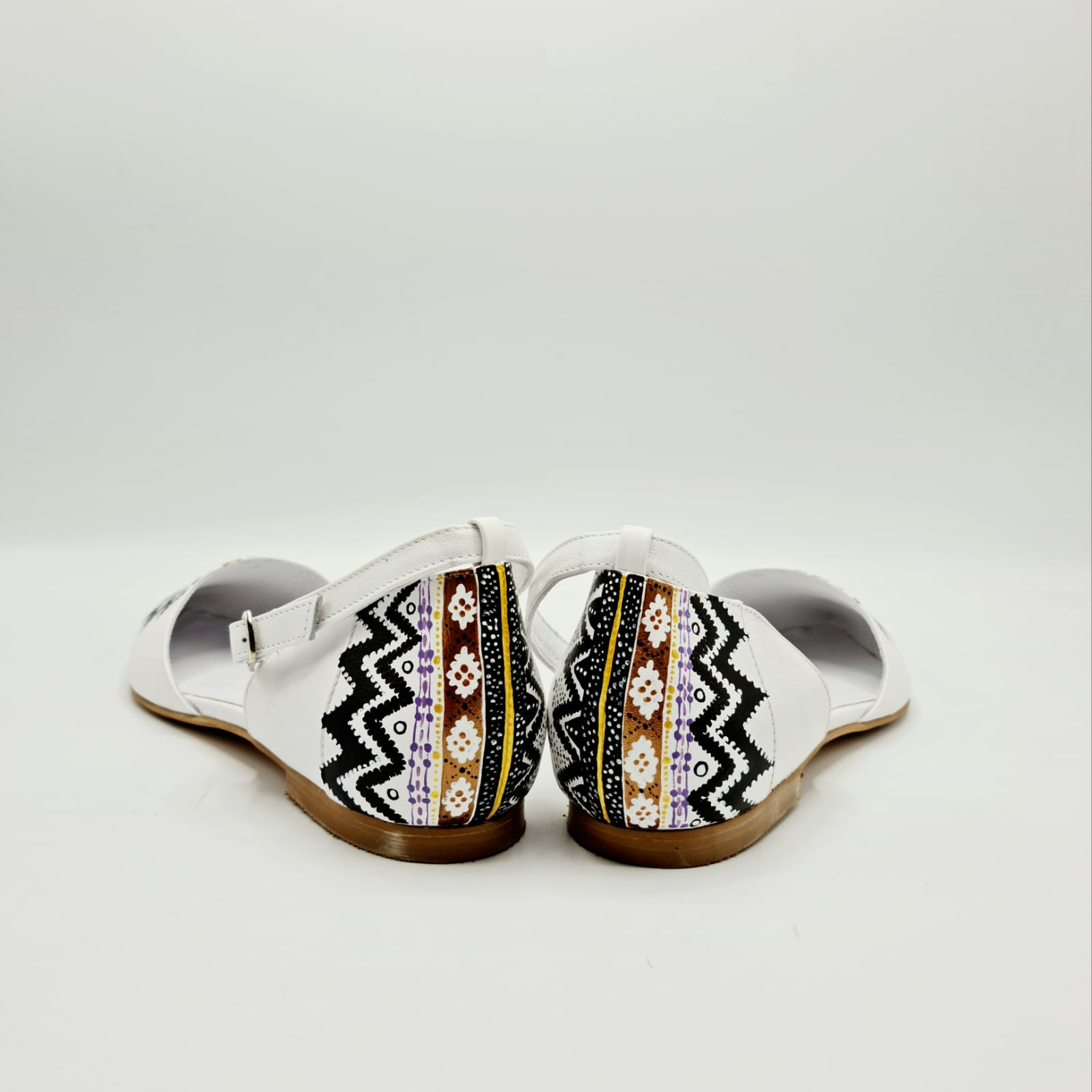 Balerini cu motive traditionale din piele naturala N107