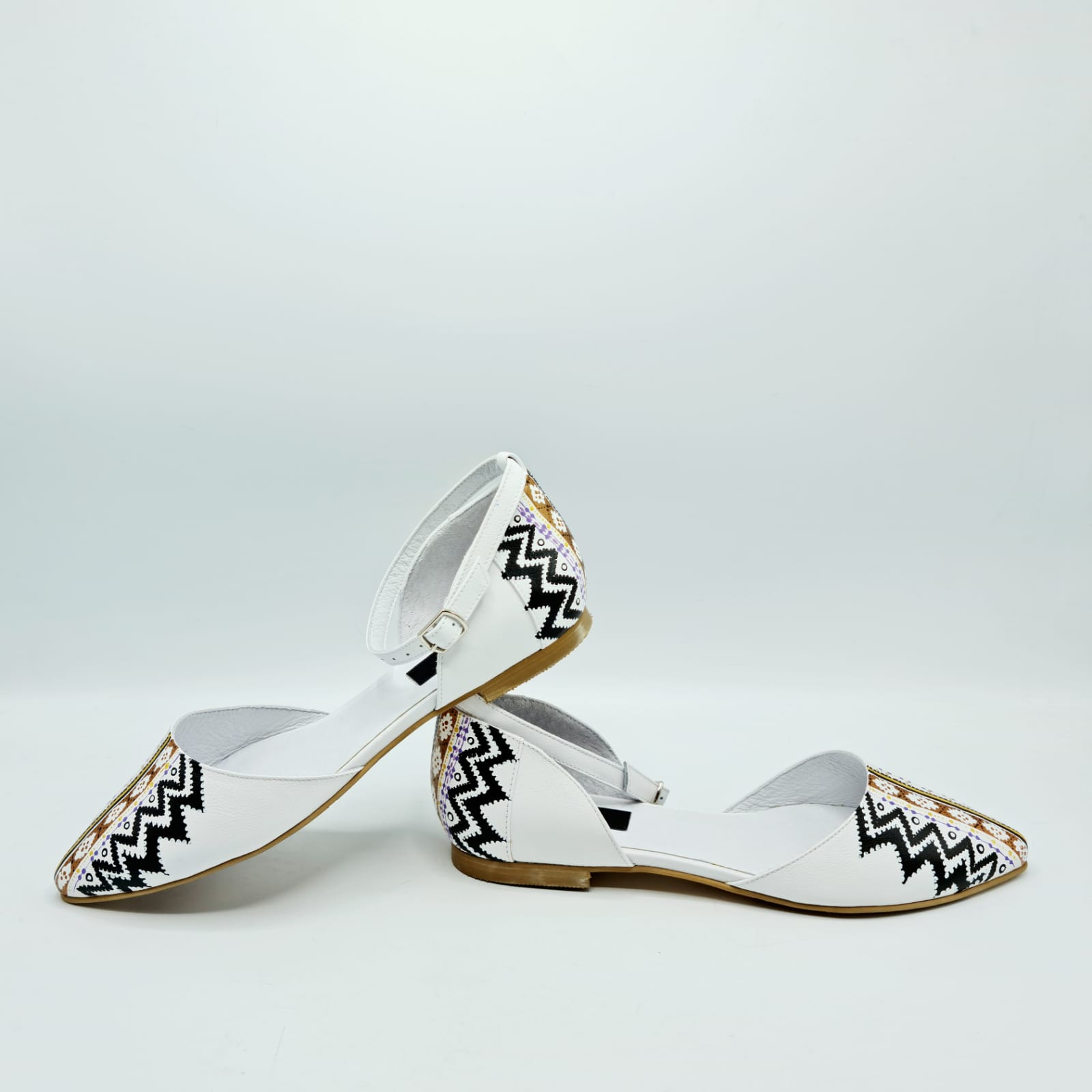 Balerini cu motive traditionale din piele naturala N107