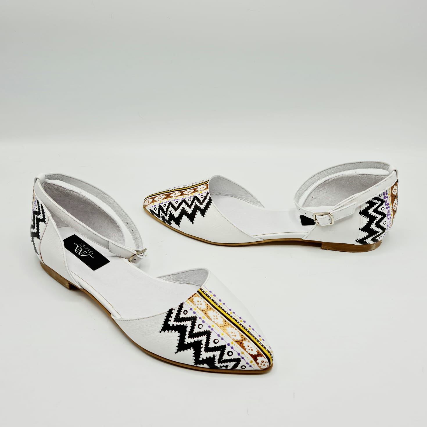 Balerini cu motive traditionale din piele naturala N107