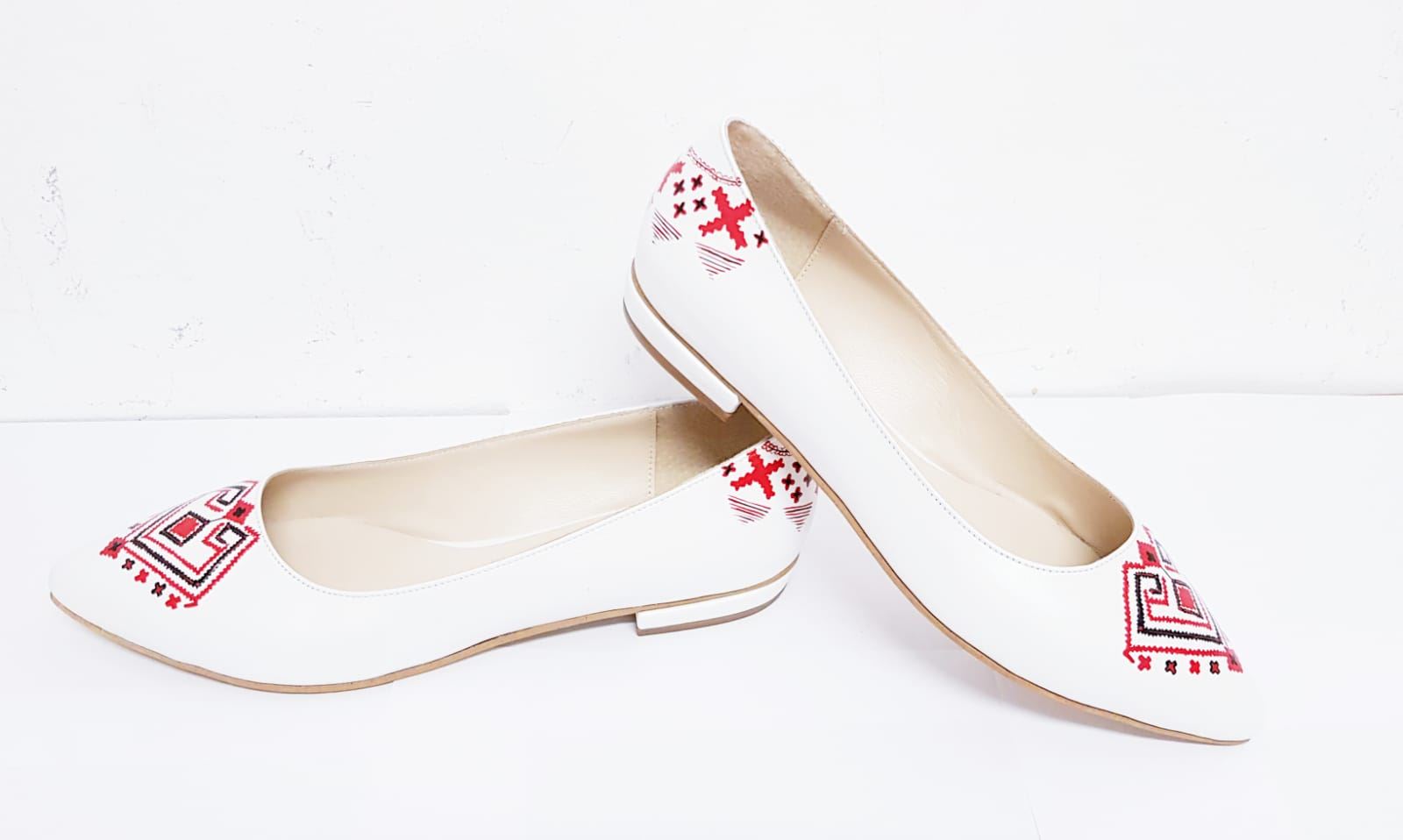 Balerini piele pictati cu motive traditionale