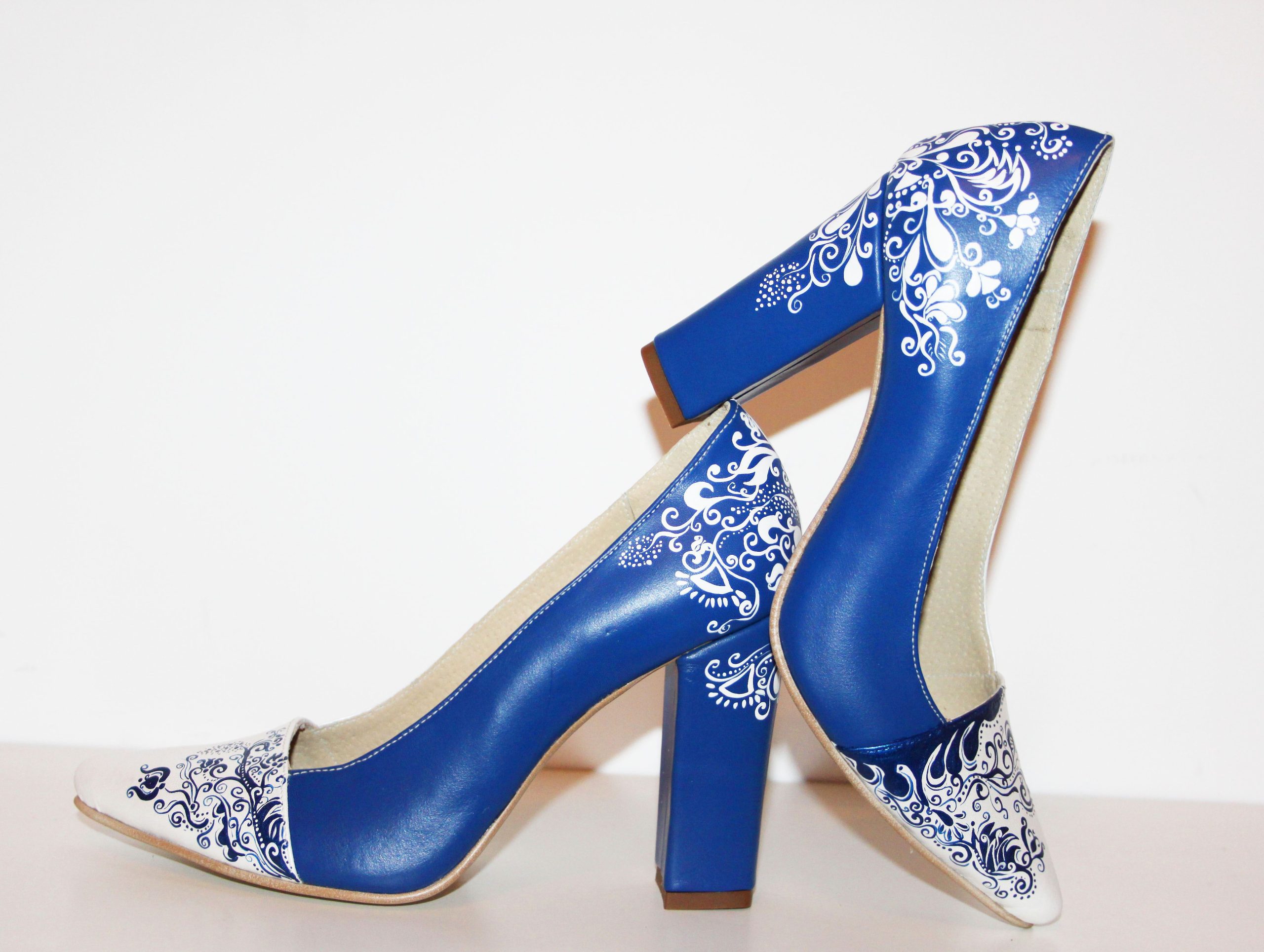 Pantofi pictati manual Blue Stiletto C107