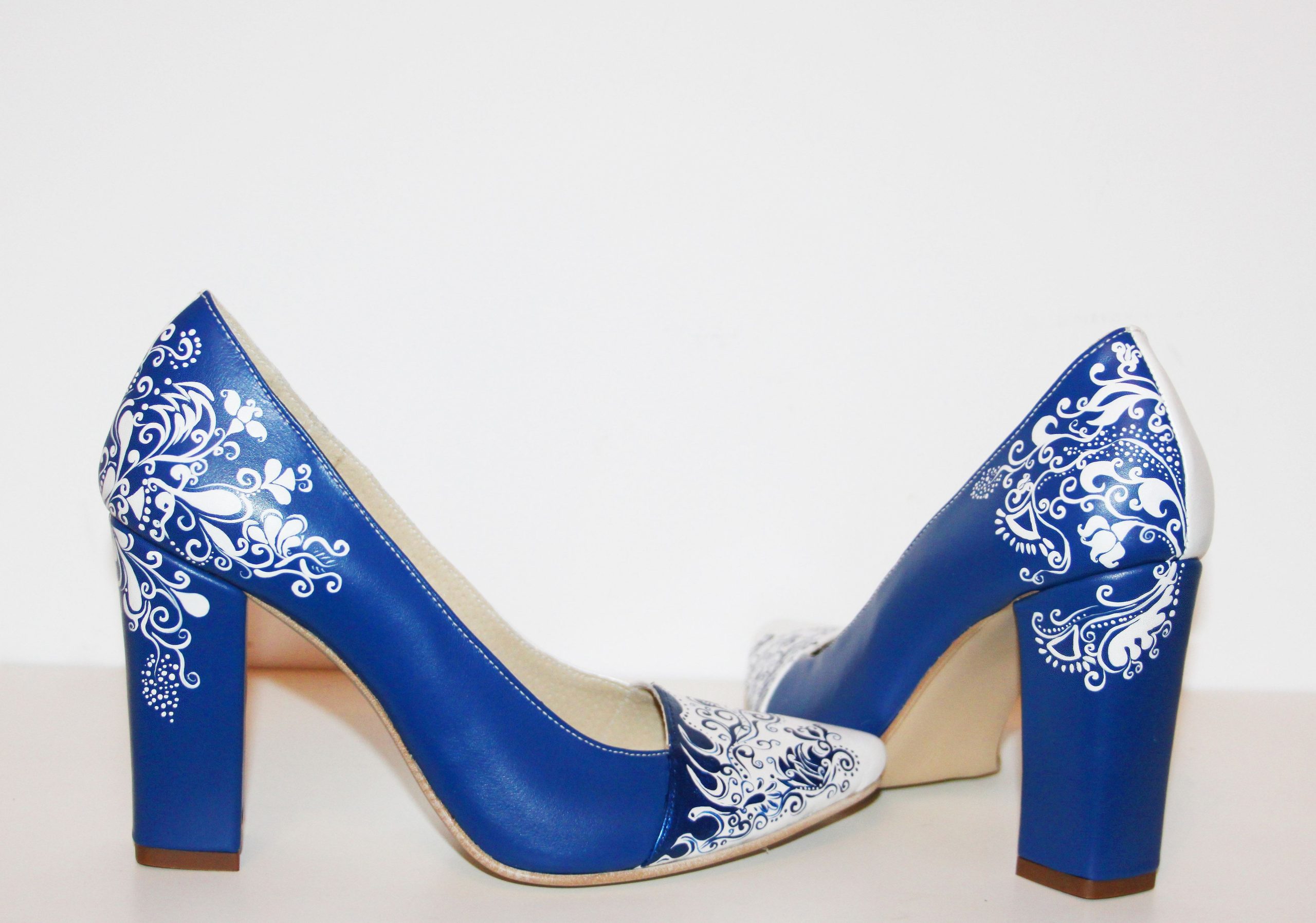 Pantofi pictati manual Blue Stiletto C107